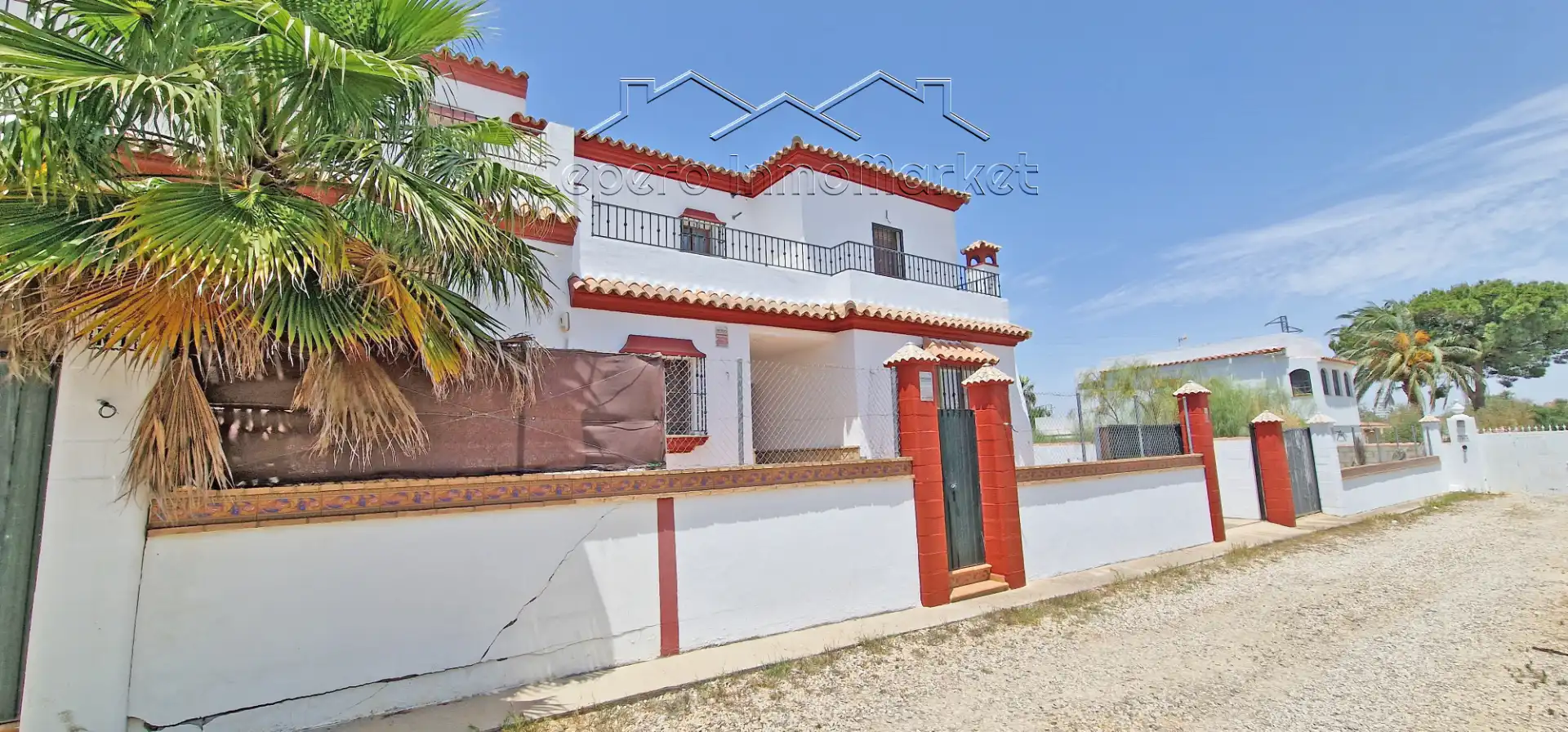 Außenansicht von Einfamilien-Reihenhaus zum Verkauf in El Puerto de Santa María mit Privatgarten und Balkon