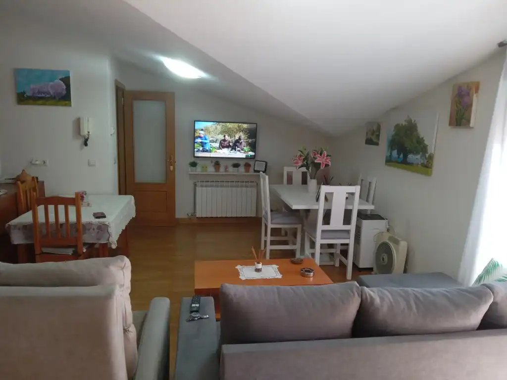 Sala de estar de Apartamento en venta en Valdorros con Calefacción, Terraza y Amueblado