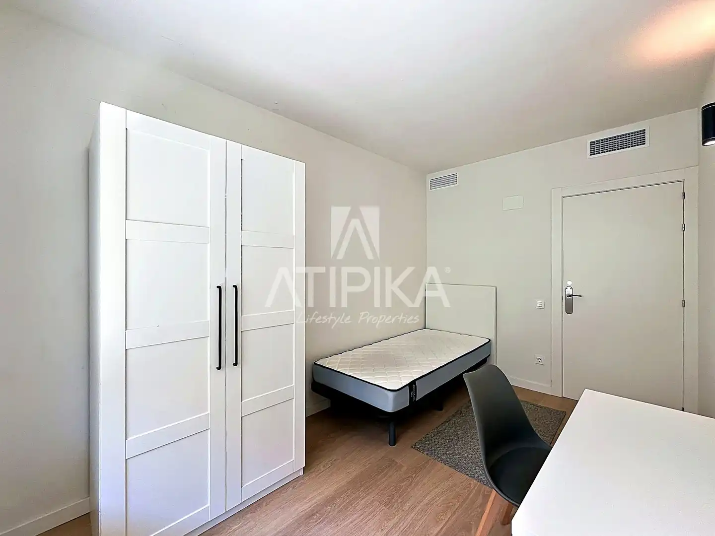 Schlafzimmer von Wohnung zum Verkauf in Barcelona mit Klimaanlage, Parkett und Terrasse