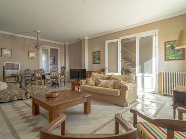 Detached house with pool for sale in Paseo Colón