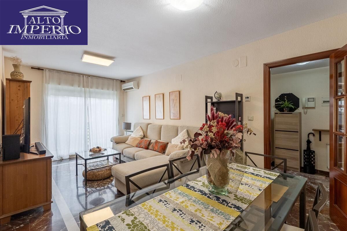 Living room of Flat for sale in  Granada Capital  with Heating, Private garden and Terrace