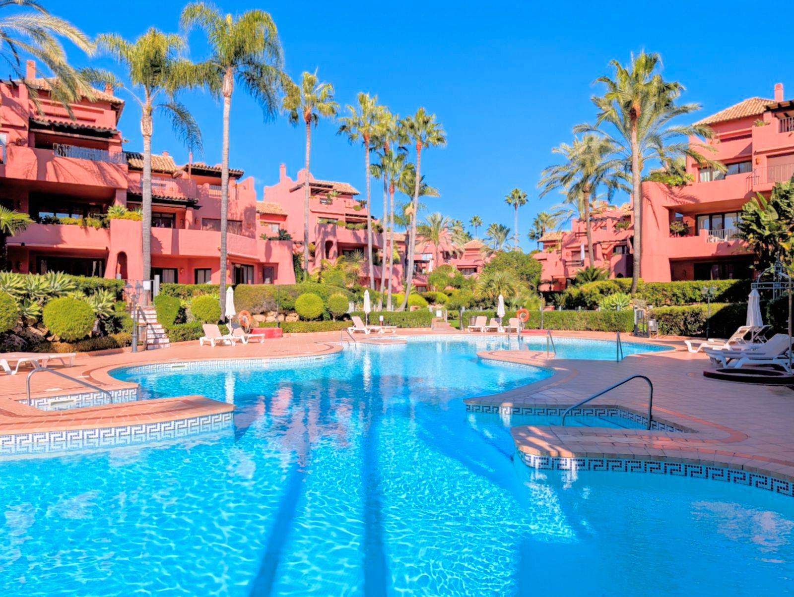 Vista exterior de Àtic en venda en Estepona amb Aire condicionat, Calefacció i Terrassa