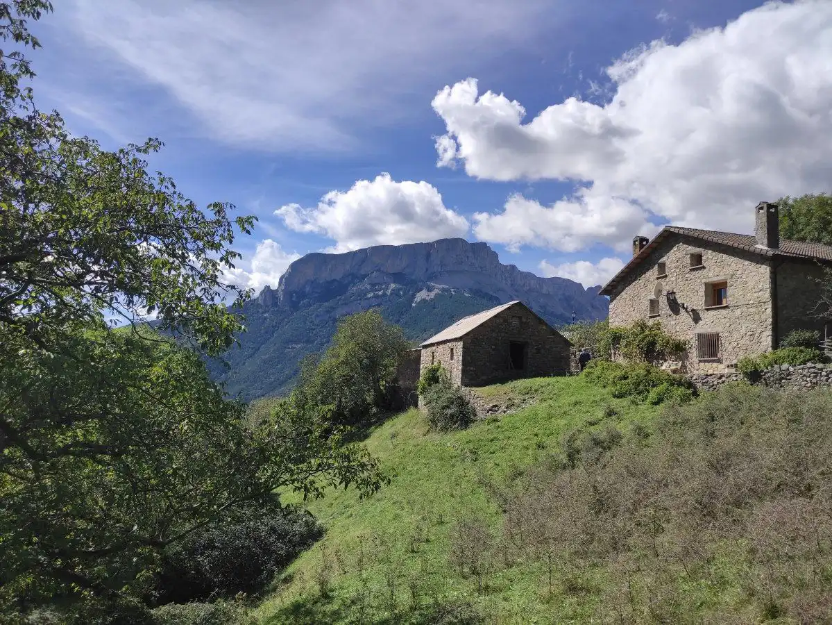Außenansicht von Country house zum Verkauf in Tella-Sin