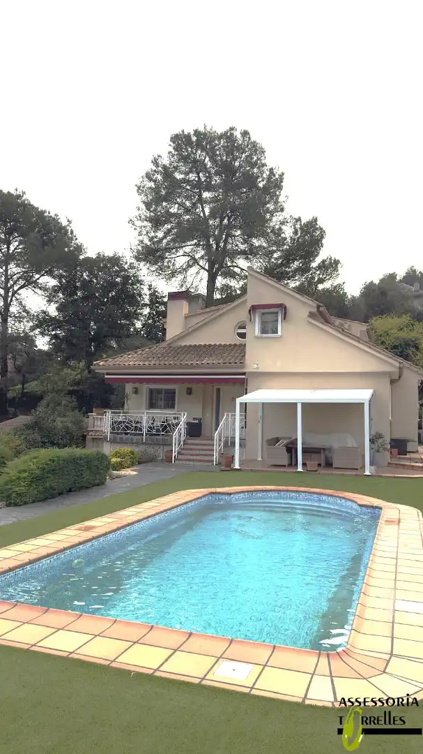 Außenansicht von Haus oder Chalet zum Verkauf in Torrelles de Llobregat mit Heizung, Privatgarten und Parkett