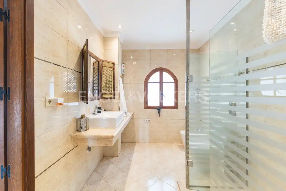 Baño de Casa o chalet de alquiler en Manises con Aire acondicionado, Calefacción y Jardín privado