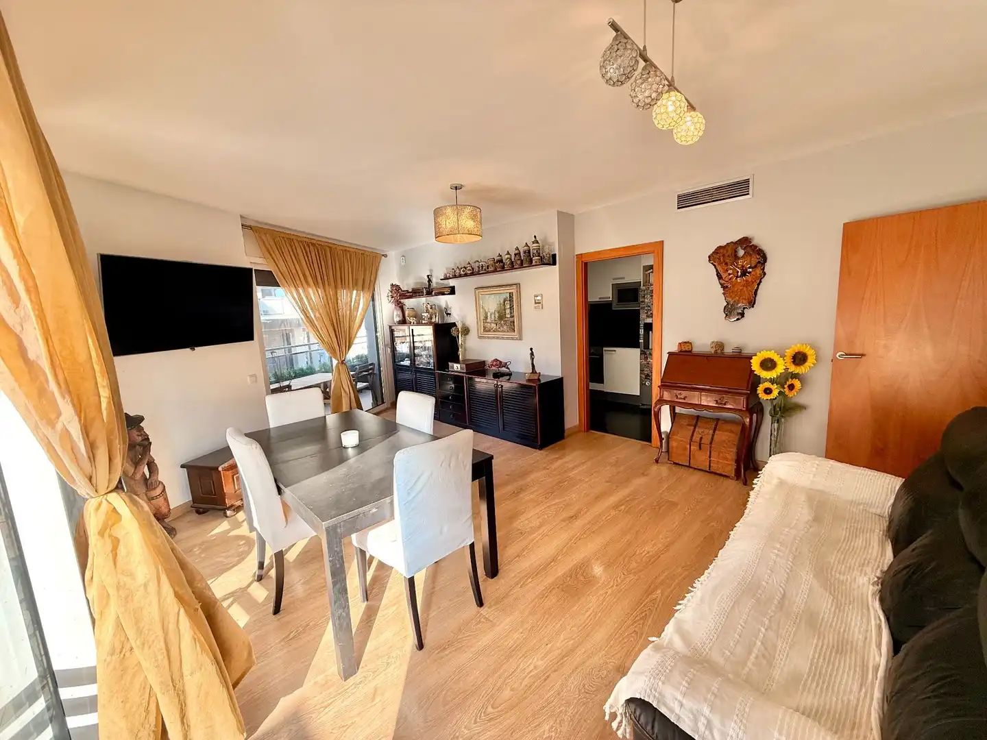 Sala de estar de Piso en venta en Badalona con Calefacción, Terraza y Piscina comunitaria