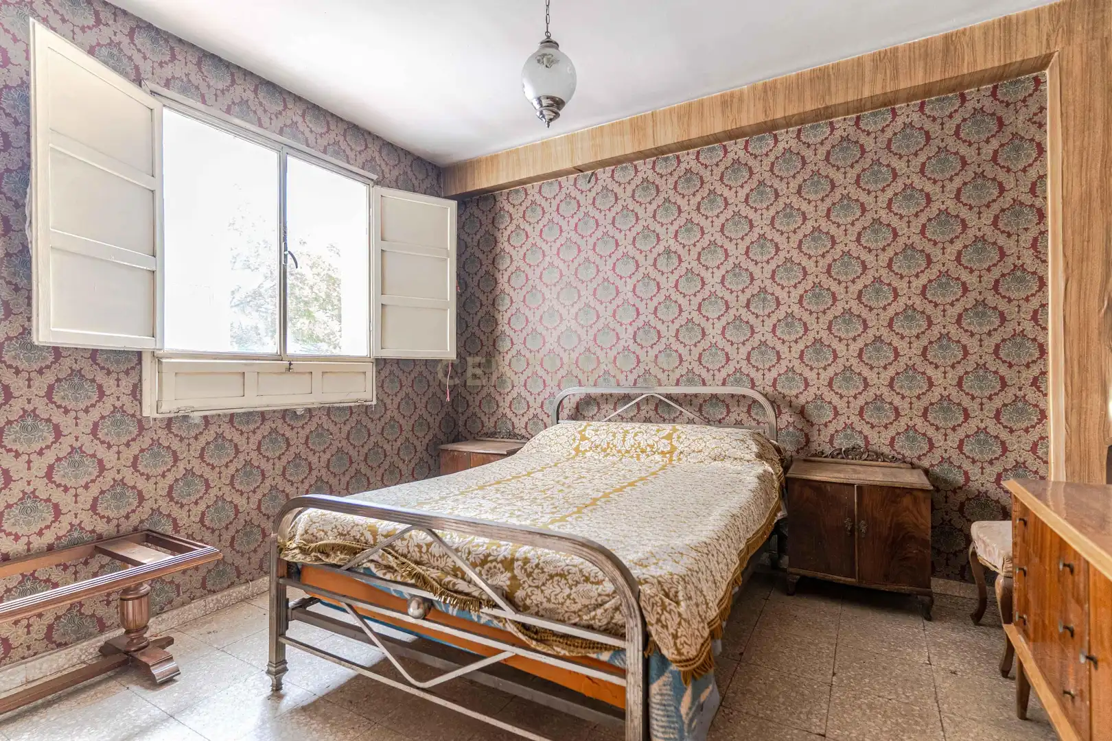 Dormitori de Apartament en venda en Granada amb Balcó