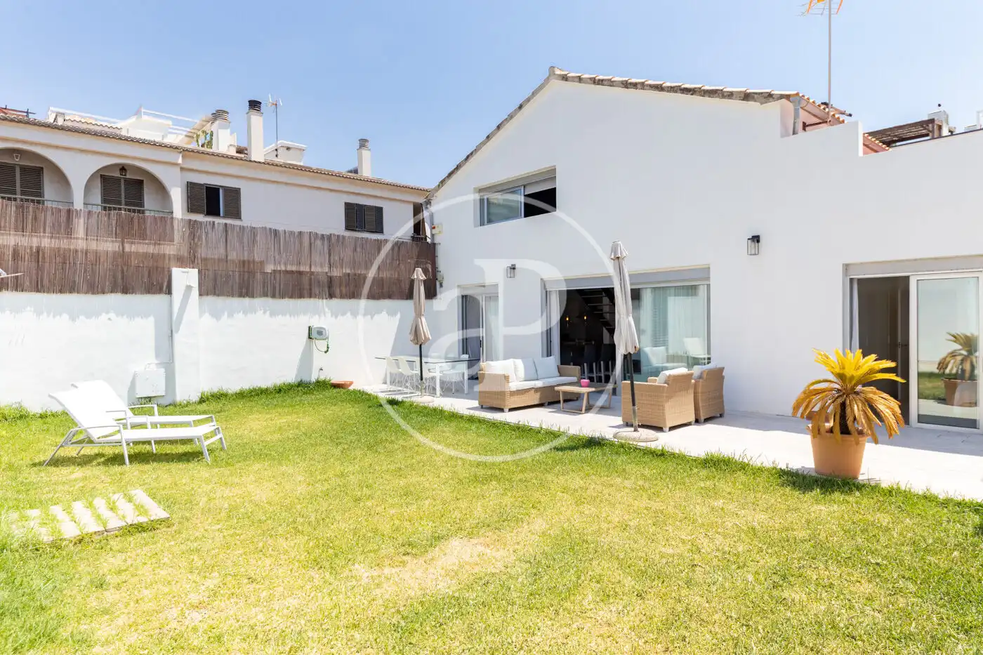 Außenansicht von Einfamilien-Reihenhaus zur Miete in  Palma de Mallorca mit Klimaanlage, Heizung und Privatgarten