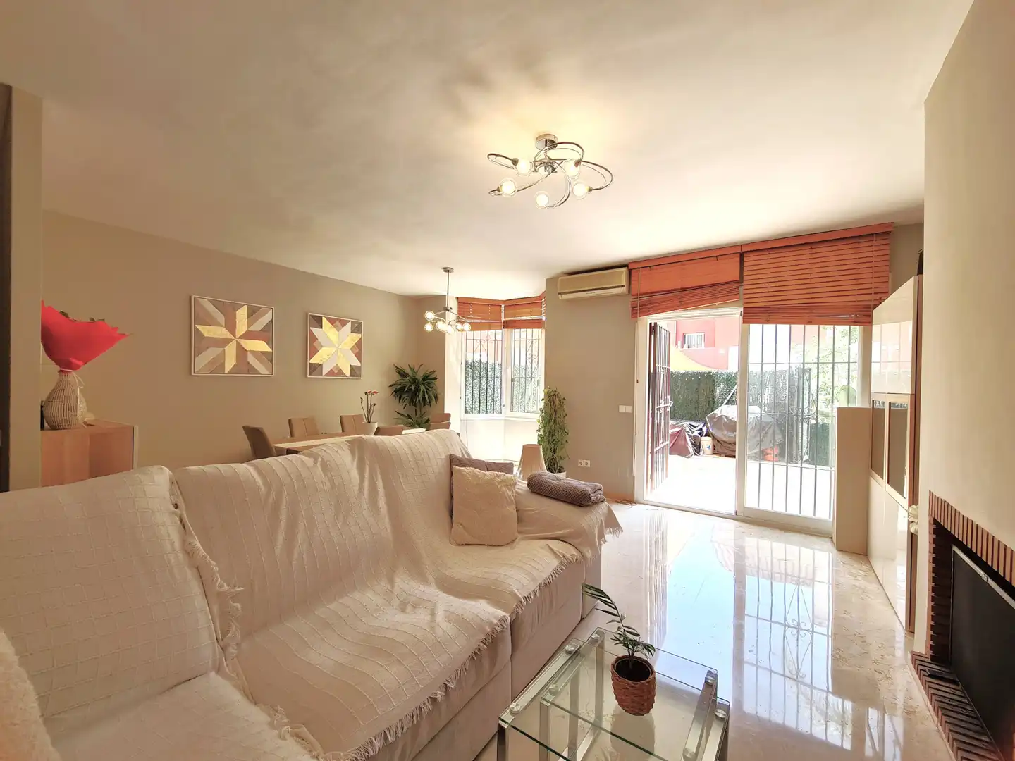 Living room of Detached homes for sale in Estepona  with Air Conditioner, Private garden and Terrace