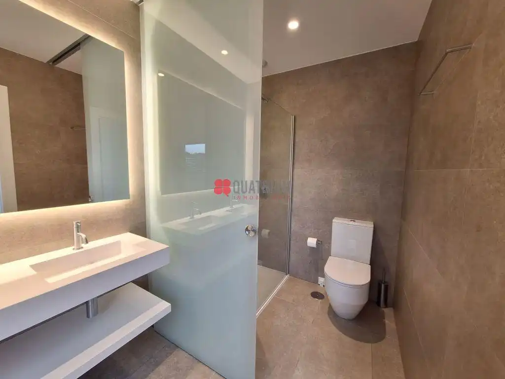 Baño de Piso de alquiler en Santiago de Compostela  con Calefacción, Terraza y Amueblado