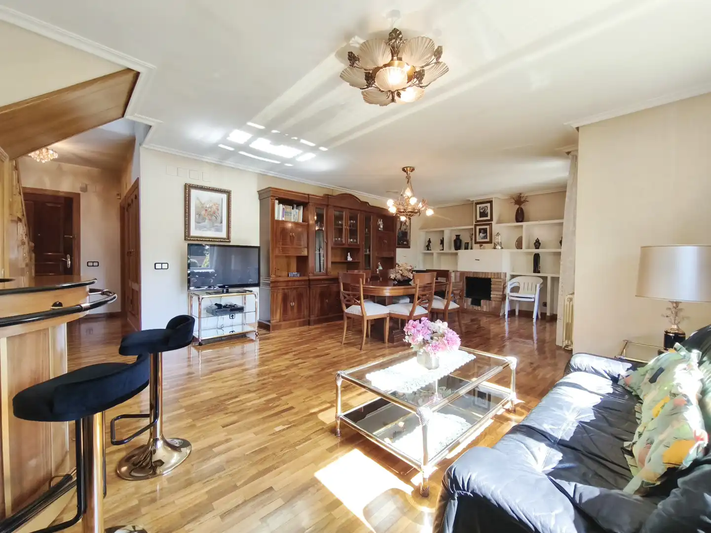 Sala d'estar de Casa adosada en venda en  Logroño amb Calefacció, Jardí privat i Parquet