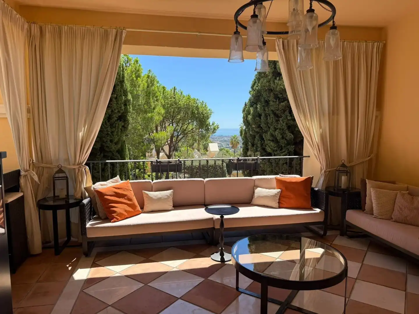 Terrasse von Wohnungen zur Miete in Benahavís mit Klimaanlage, Privatgarten und Schwimmbad