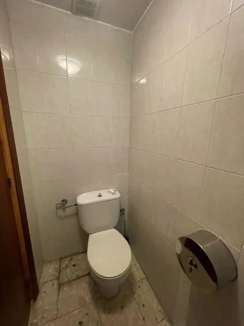 Baño de Local de alquiler en Fuenlabrada con Aire acondicionado