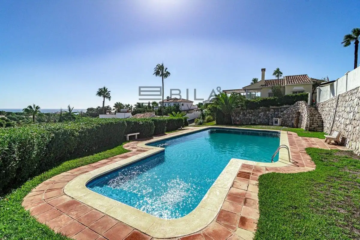 Chalet con piscina en venta en Calahonda