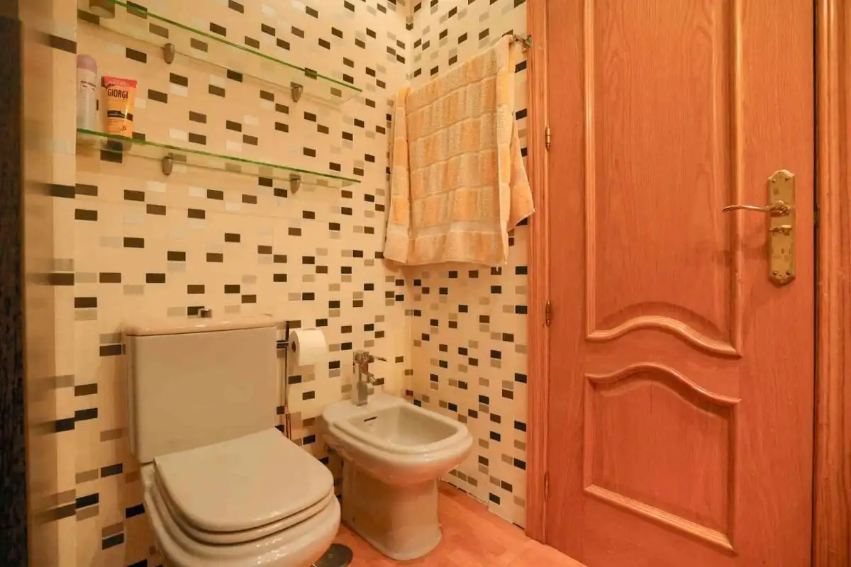 Bathroom of Flat for sale in Madrid  with Air Conditioner and Heating