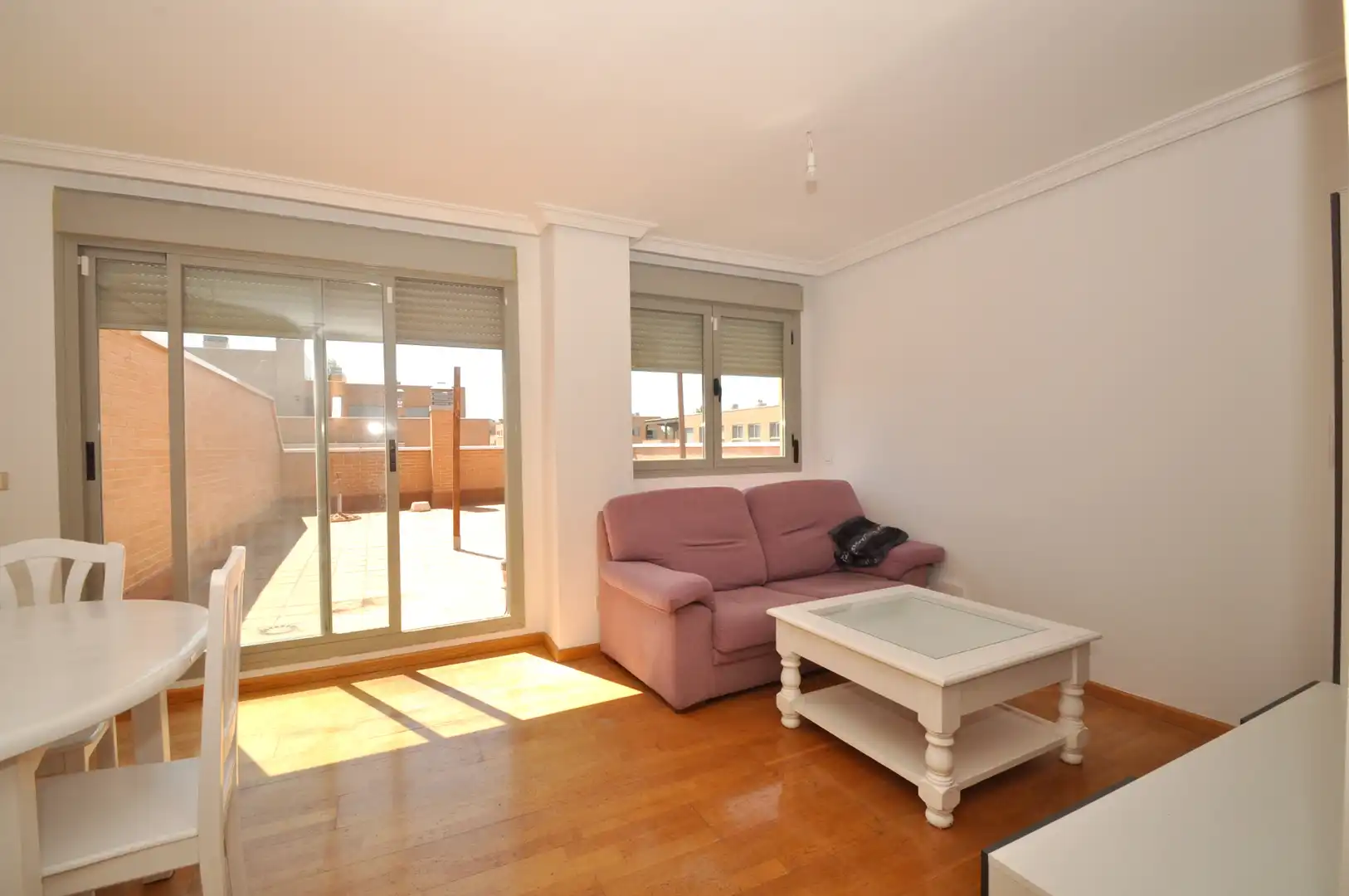 Sala d'estar de Àtic de lloguer en Yebes amb Aire condicionat, Calefacció i Jardí privat
