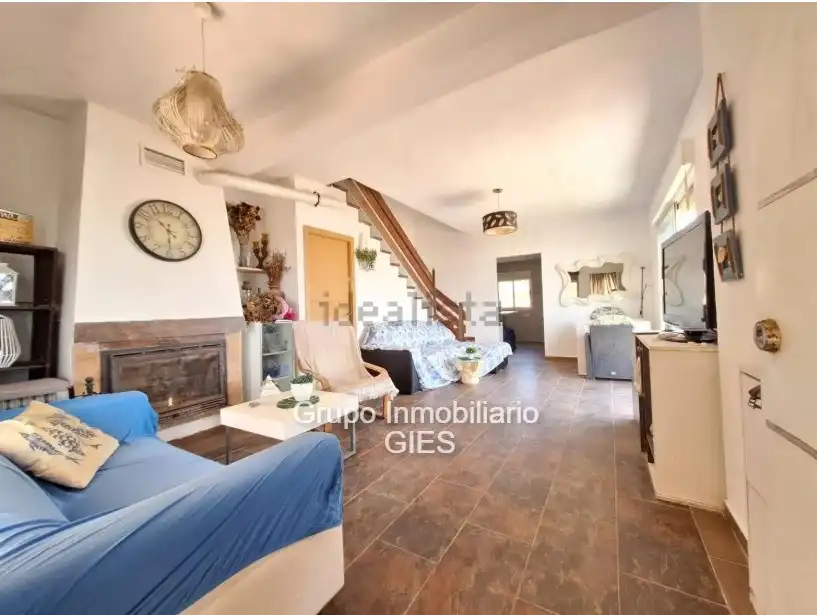 Wohnzimmer von Einfamilien-Reihenhaus zum Verkauf in Sueca mit Klimaanlage, Heizung und Privatgarten