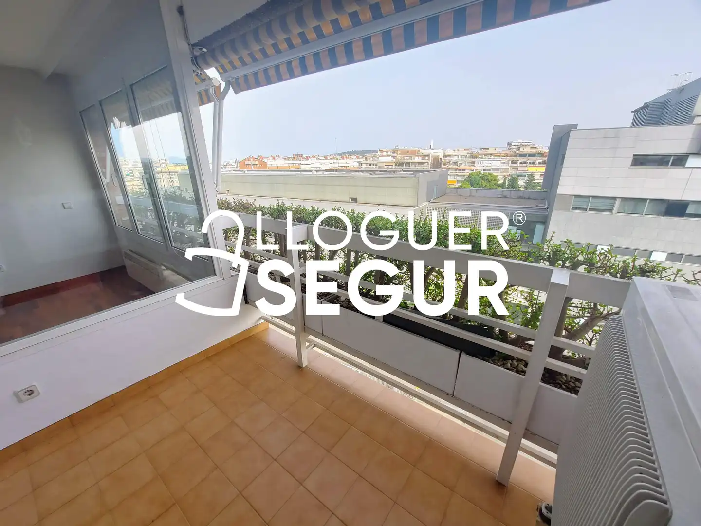 Flat for rent in de Sabino Arana , La Maternitat i Sant Ramon