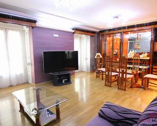 Sala d'estar de Casa o xalet en venda en  Madrid Capital amb Aire condicionat i Terrassa