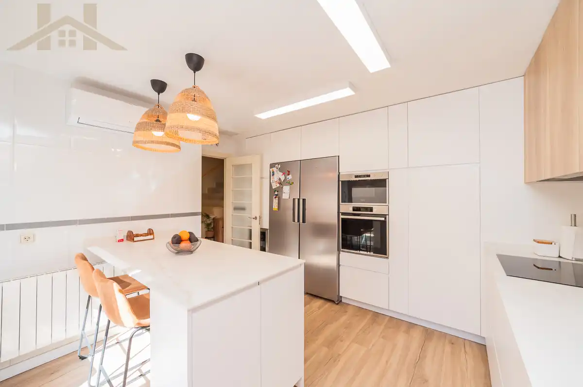 Cuina de Casa adosada en venda en Arroyomolinos (Madrid) amb Aire condicionat, Jardí privat i Terrassa