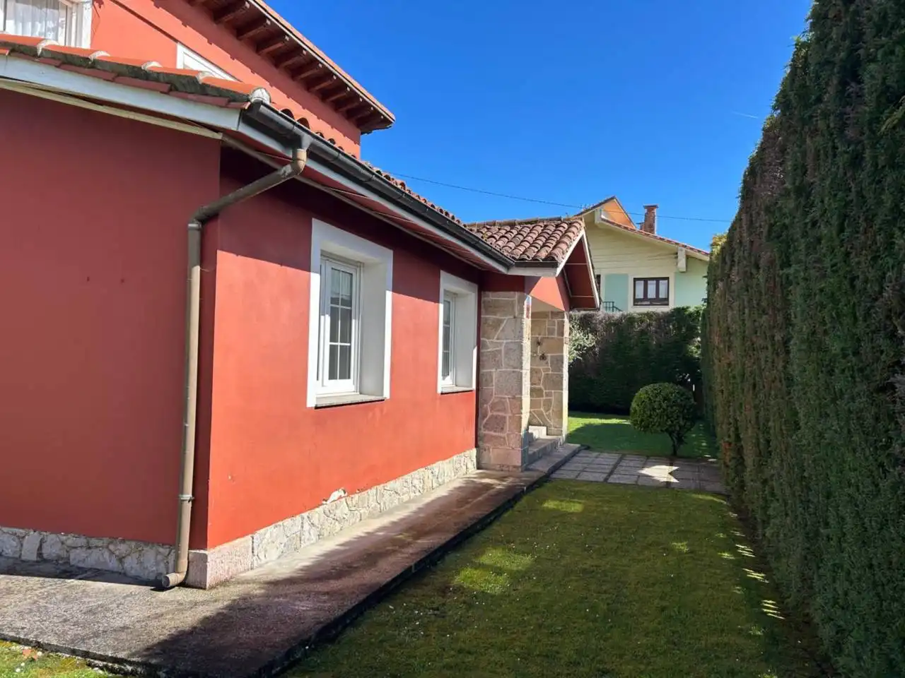 Außenansicht von Haus oder Chalet zum Verkauf in Llanes mit Heizung, Privatgarten und Terrasse