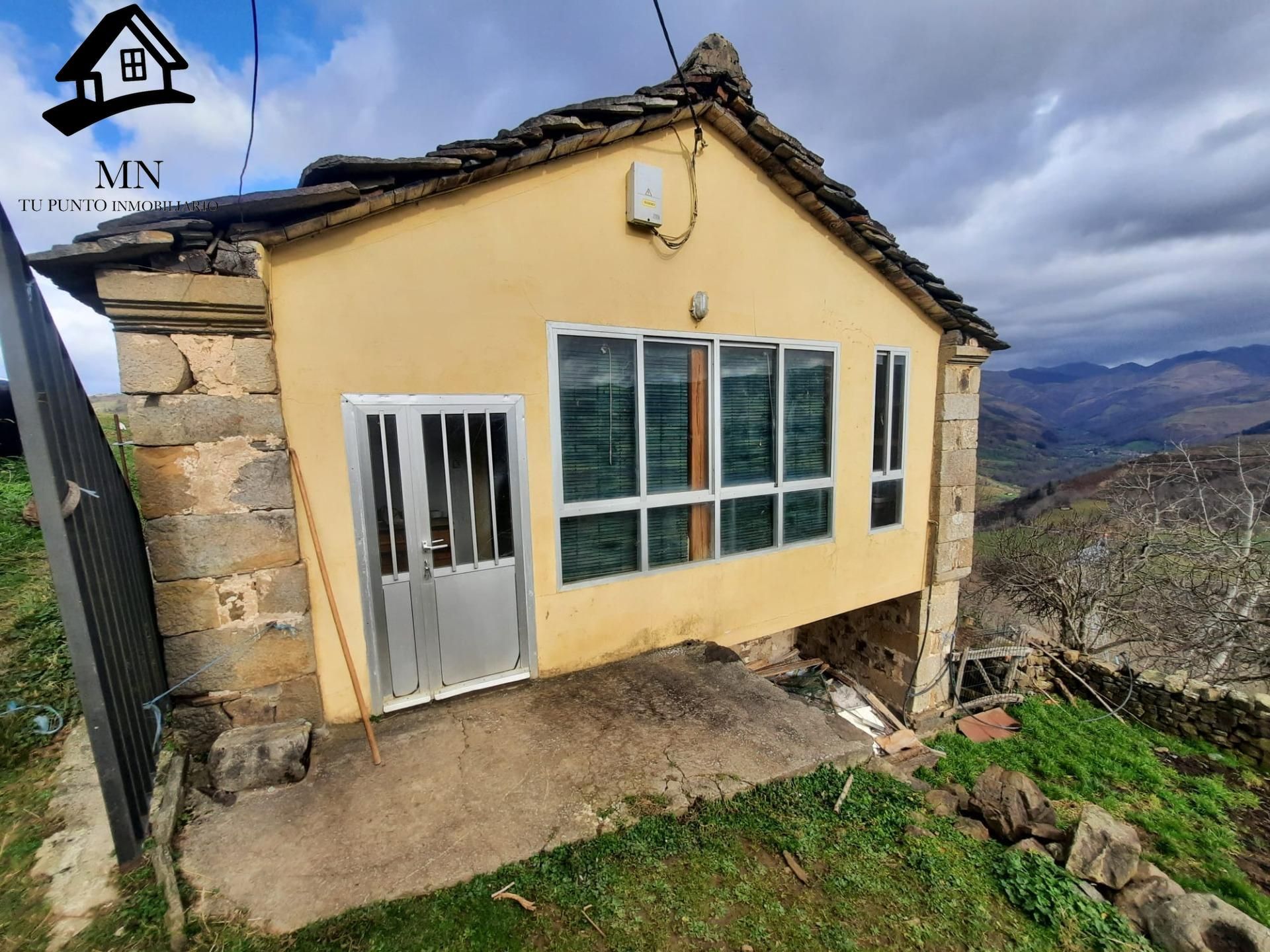 Vista exterior de Finca rústica en venda en San Pedro del Romeral amb Jardí privat