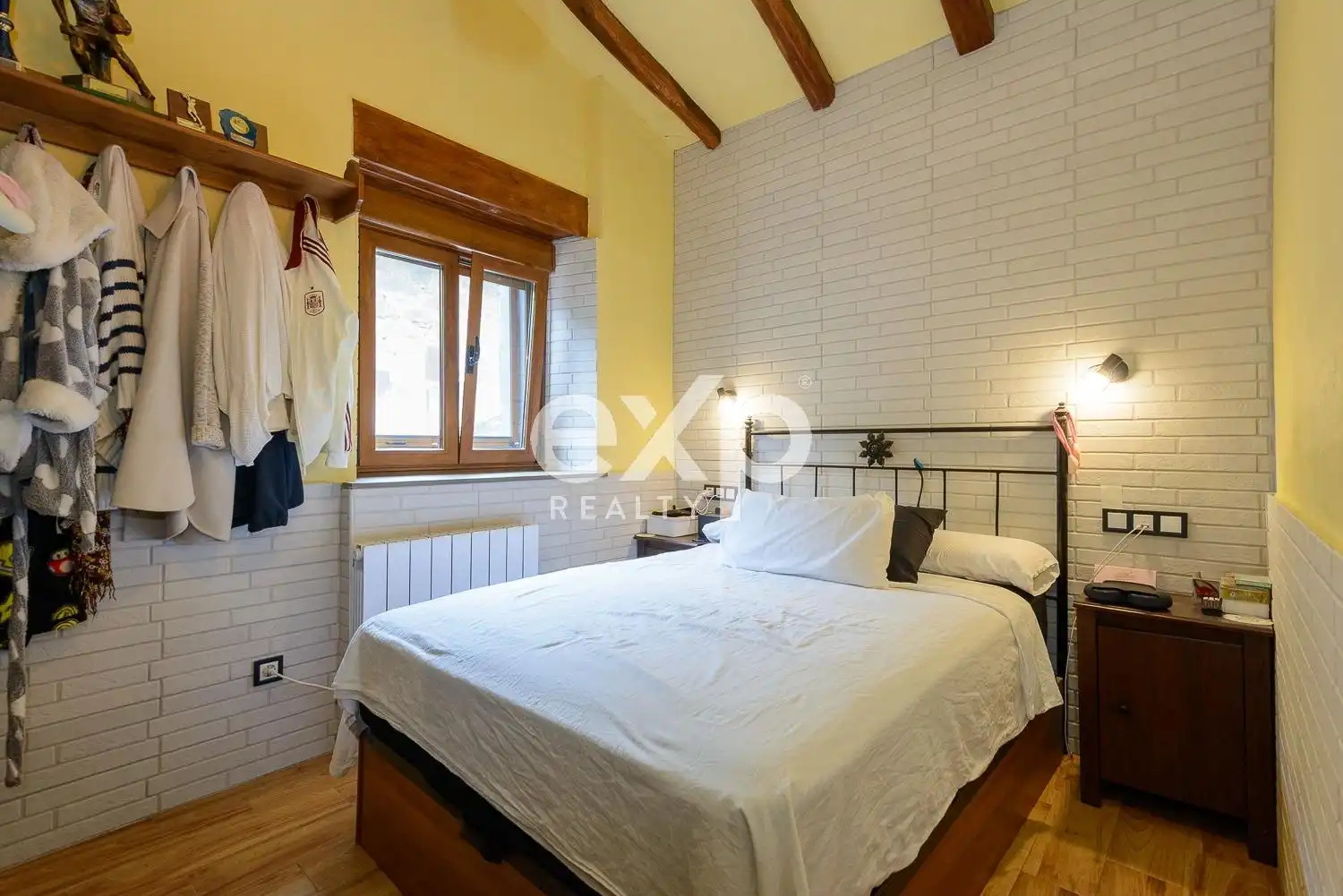 Dormitori de Casa o xalet en venda en Lena amb Calefacció, Jardí privat i Terrassa