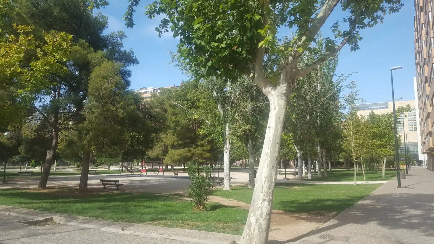 Außenansicht von Wohnung zur Miete in Zaragoza mit Klimaanlage, Heizung und Privatgarten