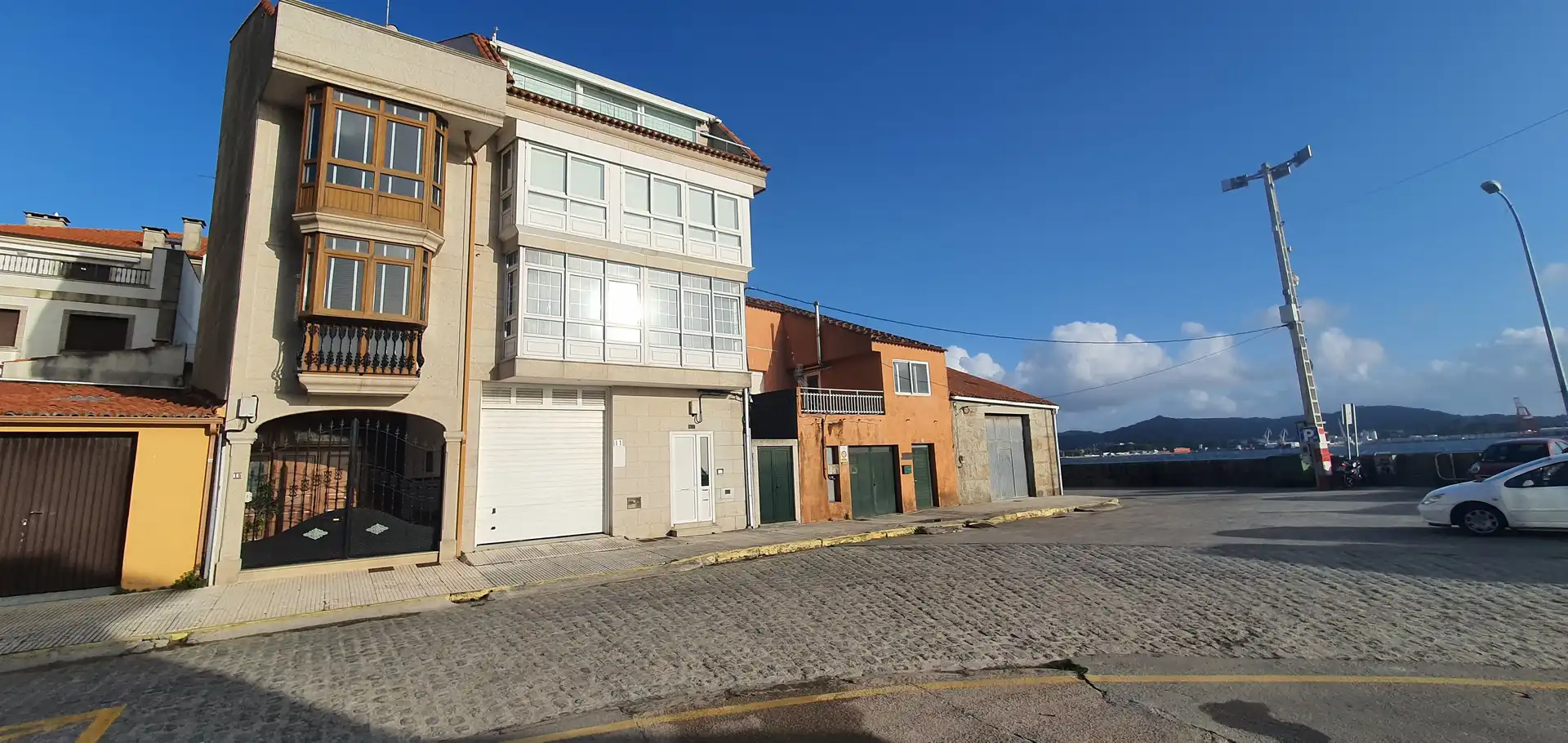 Vista exterior de Casa o xalet en venda en Vilagarcía de Arousa amb Terrassa i Balcó