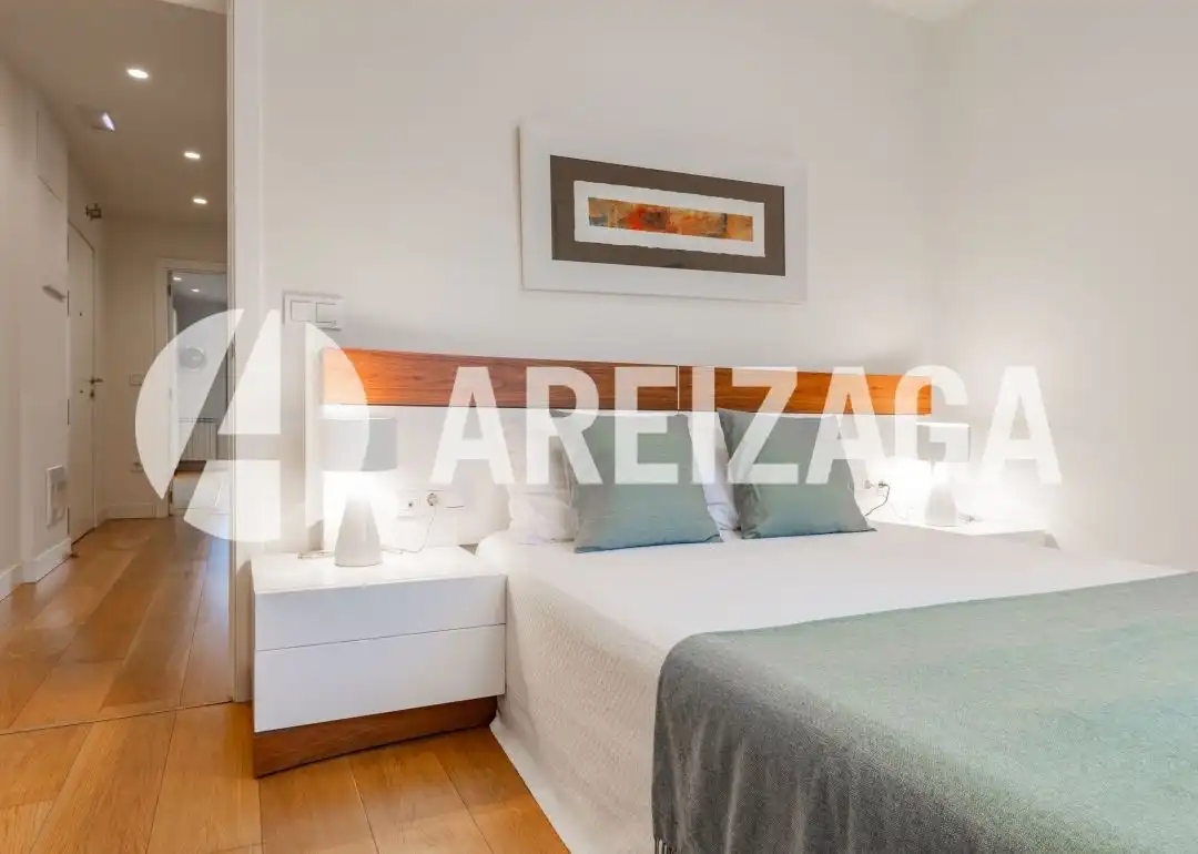 Habitación de Piso en venta en Donostia - San Sebastián  con Calefacción, Terraza y Trastero