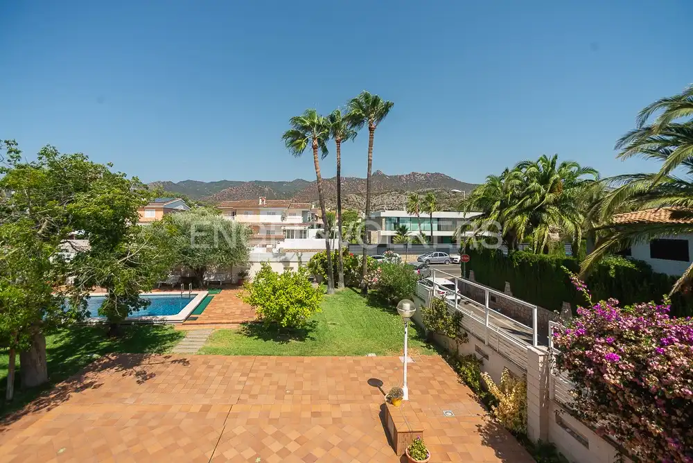 Vista exterior de Casa o xalet en venda en Benicasim / Benicàssim amb Calefacció, Jardí privat i Terrassa