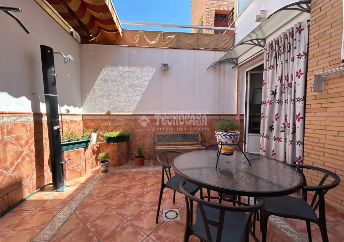 Terrassa de Casa adosada en venda en La Rinconada amb Aire condicionat i Parquet