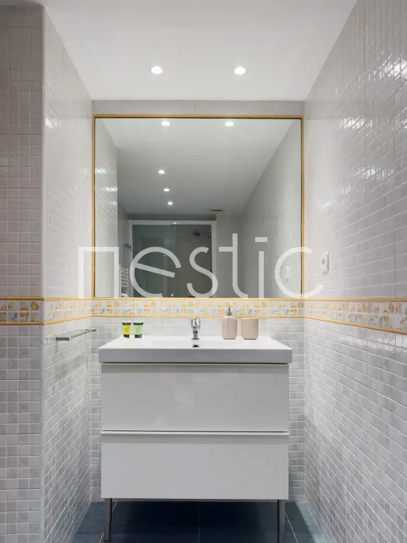 Bany de Apartament de lloguer en Madrid amb Aire condicionat, Calefacció i Moblat