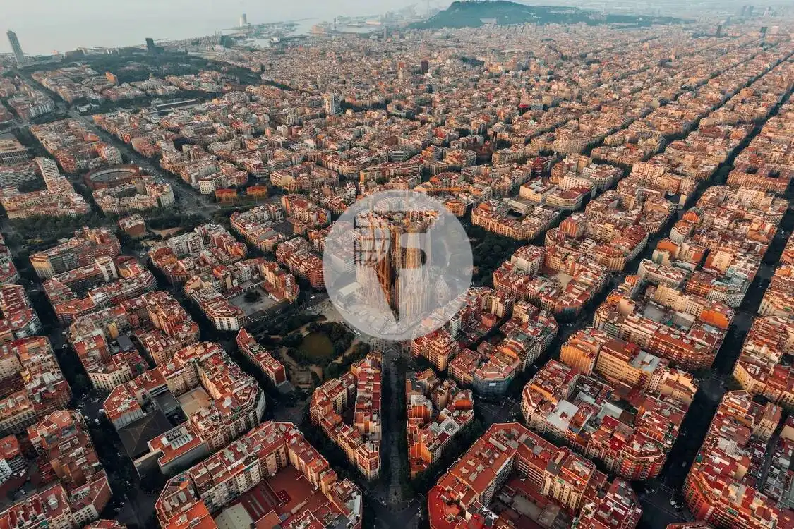 Vista exterior de Local en venda en Barcelona amb Aire condicionat i Calefacció