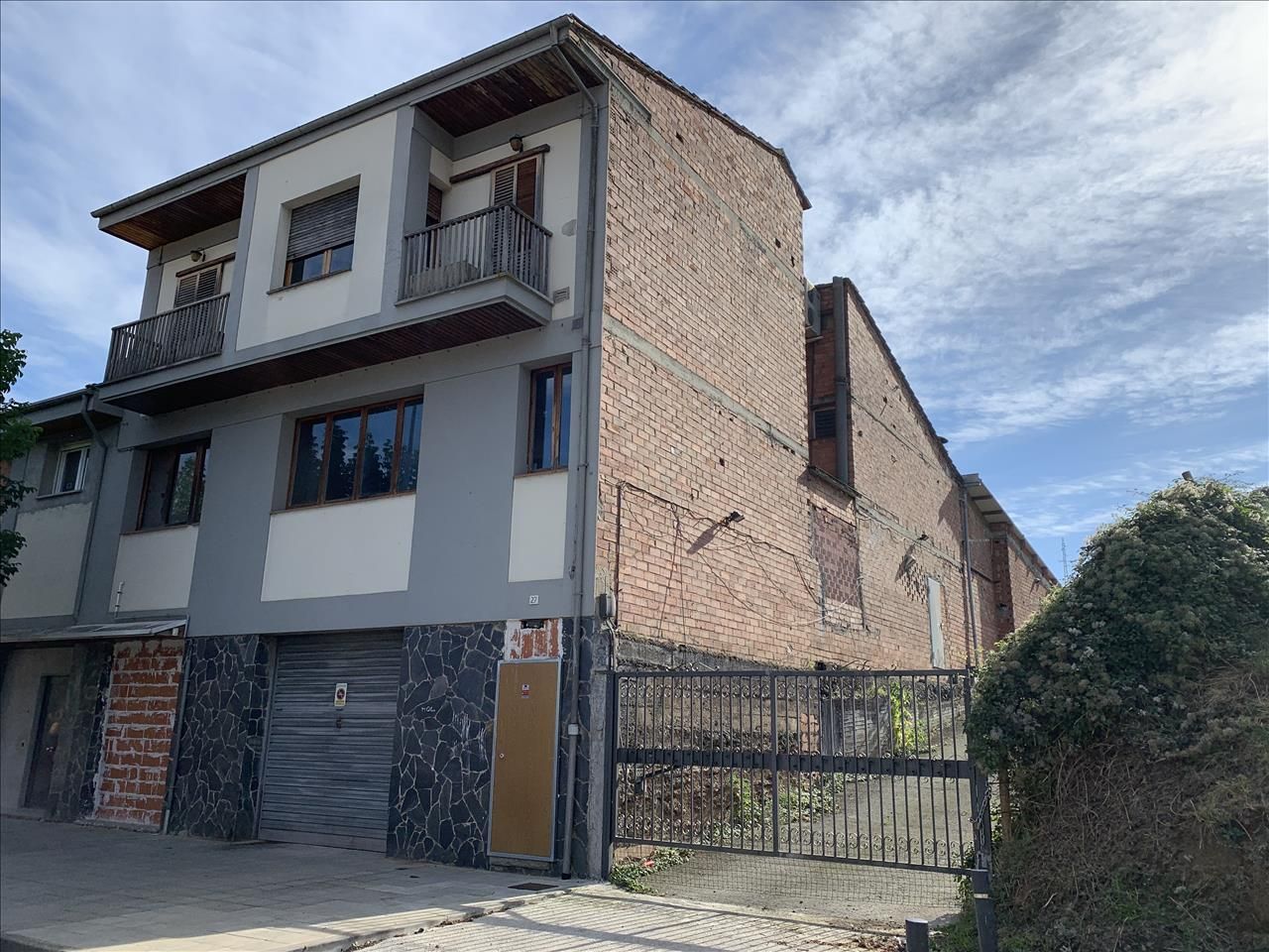 Vista exterior de Casa adosada en venda en Olot amb Calefacció