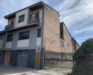 Vista exterior de Casa adosada en venda en Olot amb Calefacció