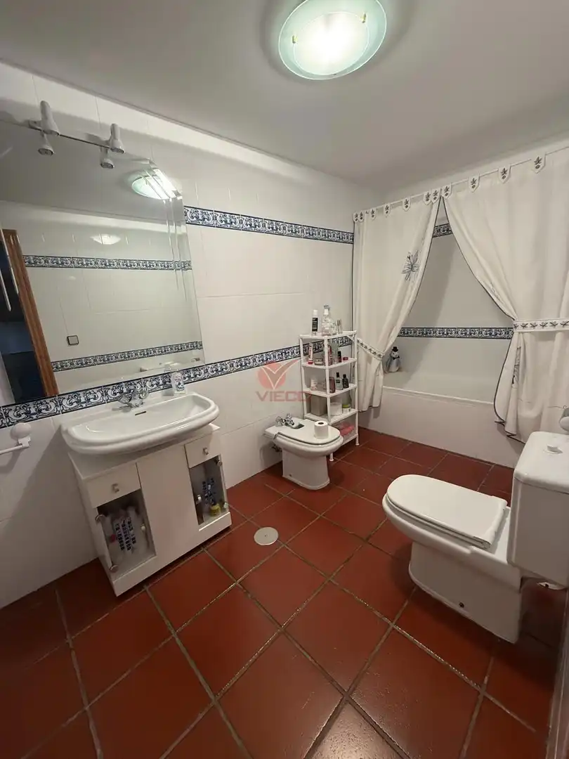 Bany de Casa o xalet en venda en Reyes Católicos - Paseo San Antonio