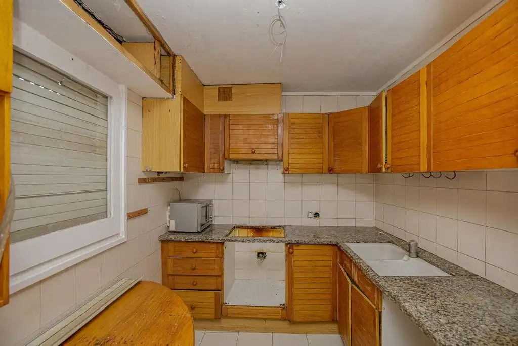 Cuina de Casa adosada en venda en Olot amb Balcó