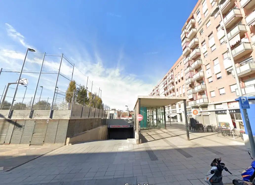 Vista exterior de Garaje en venta en Santa Coloma de Gramenet con Alarma