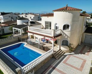 Vista exterior de Casa o xalet en venda en Empuriabrava amb Aire condicionat, Terrassa i Piscina