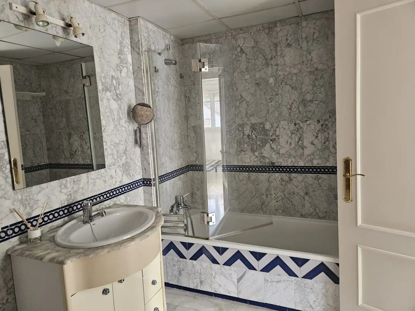 Bathroom of Flat for sale in San Juan de Aznalfarache  with Air Conditioner and Community pool