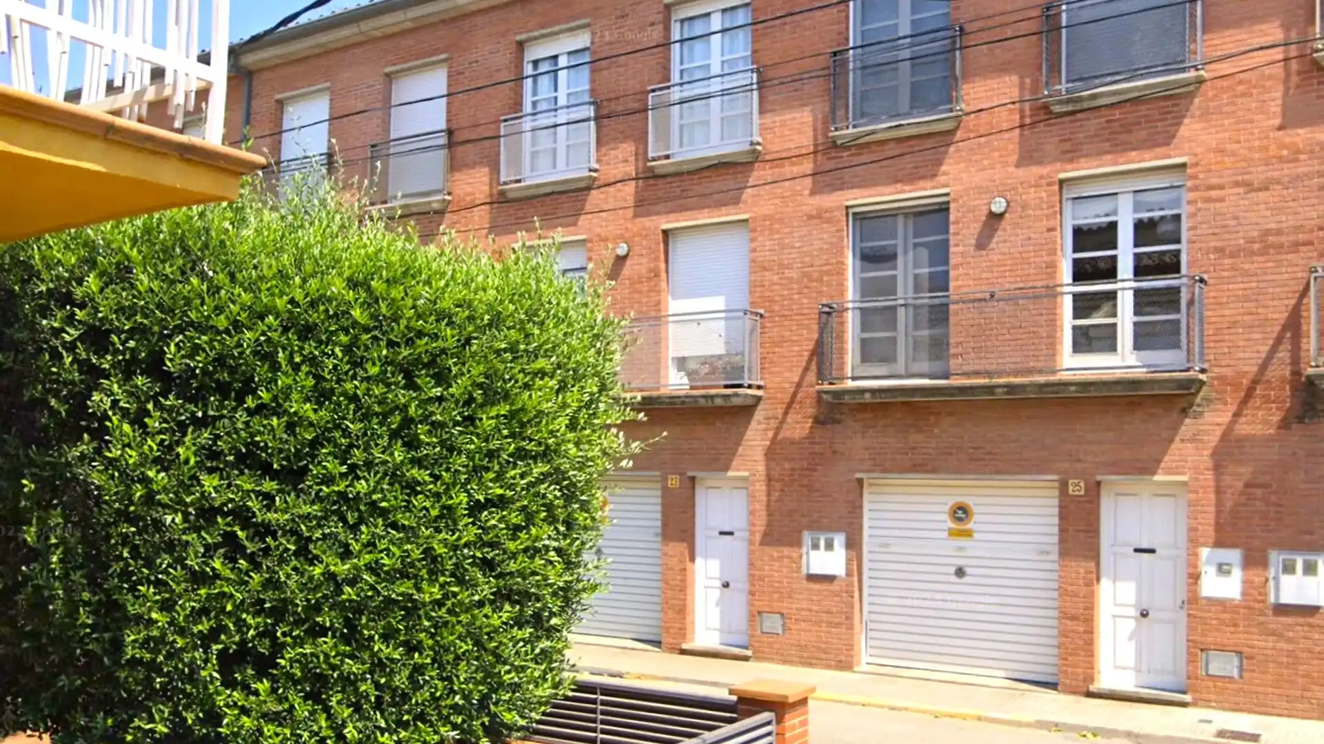 Exterior view of Single-family semi-detached for sale in Vilobí d'Onyar  with Air Conditioner, Heating and Private garden