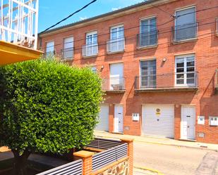 Vista exterior de Casa adosada en venda en Vilobí d'Onyar amb Aire condicionat, Calefacció i Jardí privat