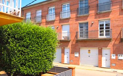 Vista exterior de Casa adosada en venda en Vilobí d'Onyar amb Aire condicionat, Calefacció i Jardí privat