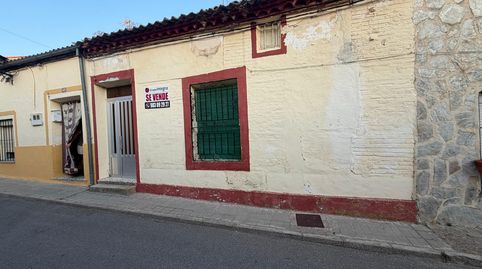 Panaderos Valladolid Inmobiliaria, Casa con patio en venta en Sinlabajos para rehabilitar.