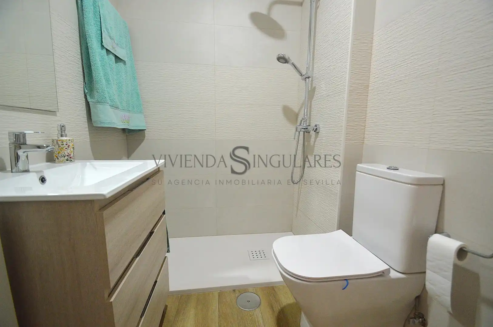 Bathroom of Flat for sale in Sevilla  with Air Conditioner, Heating and Private garden