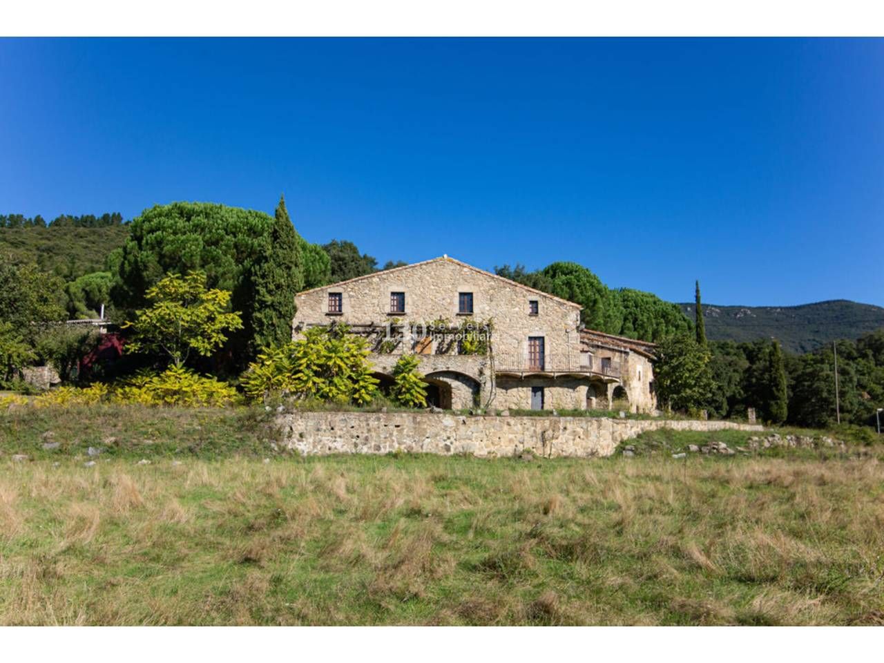 Vista exterior de Finca rústica en venda en Maçanet de Cabrenys amb Jardí privat
