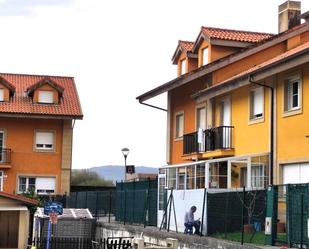 Vista exterior de Casa adosada en venda en Piélagos amb Calefacció, Jardí privat i Traster