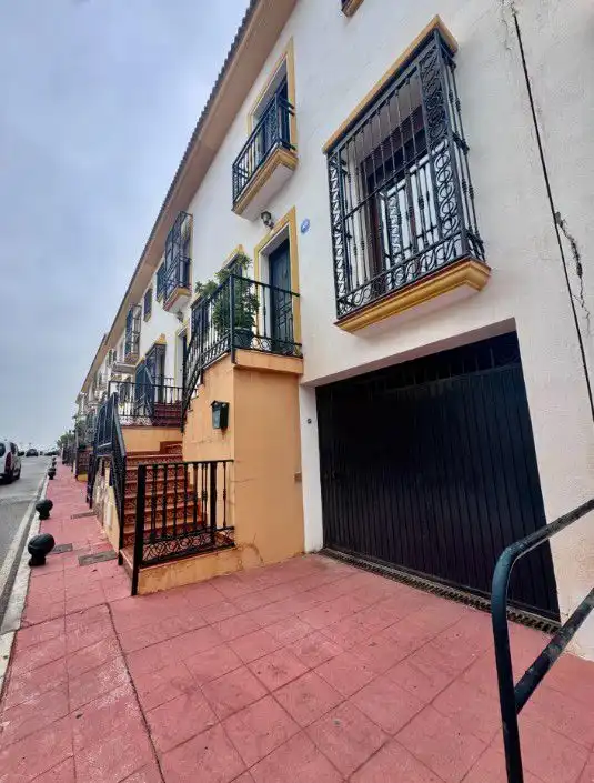Vista exterior de Casa o xalet en venda en Benalmádena amb Aire condicionat, Calefacció i Jardí privat