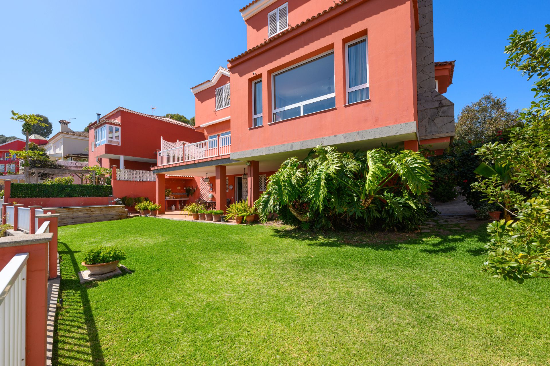 Vista exterior de Casa o xalet en venda en Santa Brígida amb Aire condicionat, Jardí privat i Parquet
